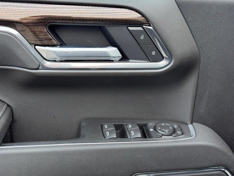 Chevrolet Silverado 1500 Vehicle Full-screen Gallery Image 16