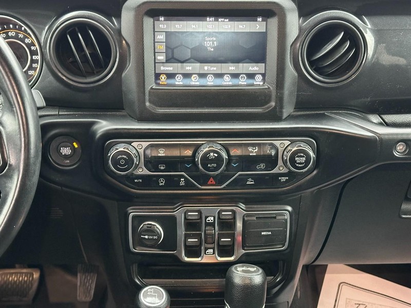 Jeep Wrangler Vehicle Full-screen Gallery Image 13