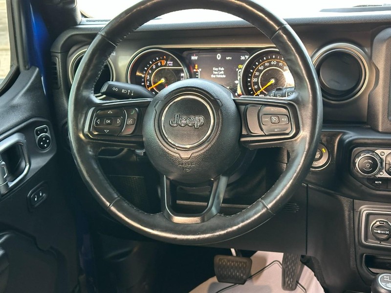 Jeep Wrangler Unlimited Vehicle Full-screen Gallery Image 12