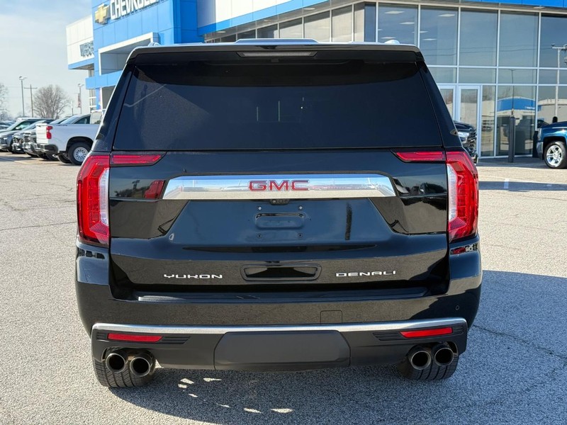 GMC Yukon Vehicle Full-screen Gallery Image 4