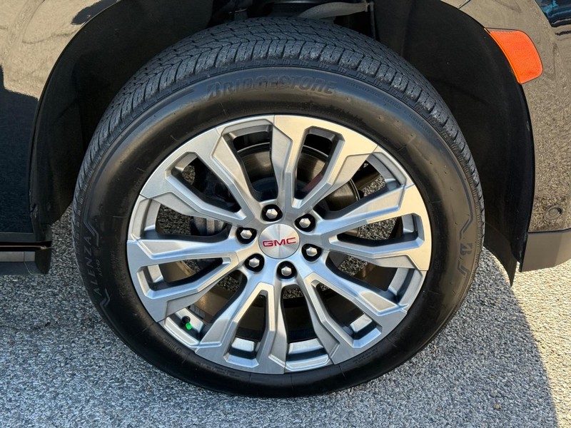 GMC Yukon Vehicle Full-screen Gallery Image 7