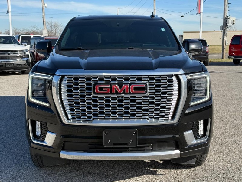 GMC Yukon Vehicle Full-screen Gallery Image 9