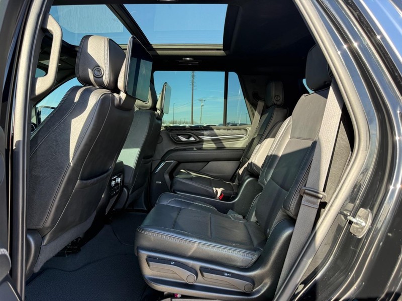 GMC Yukon Vehicle Full-screen Gallery Image 11