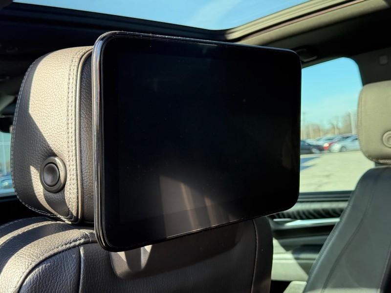 GMC Yukon Vehicle Full-screen Gallery Image 13