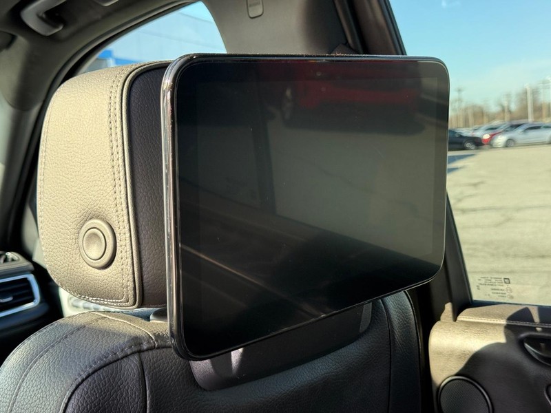 GMC Yukon Vehicle Full-screen Gallery Image 15