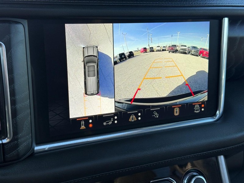 GMC Yukon Vehicle Full-screen Gallery Image 23