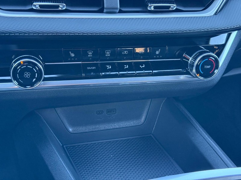 Chevrolet Equinox Vehicle Full-screen Gallery Image 13