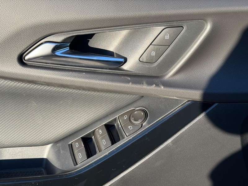 Chevrolet Equinox Vehicle Full-screen Gallery Image 16