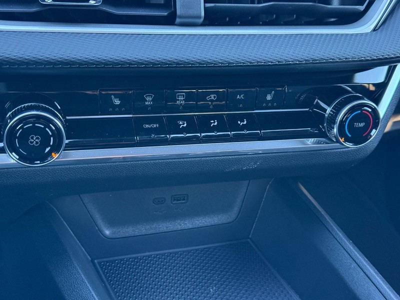 Chevrolet Equinox Vehicle Full-screen Gallery Image 12