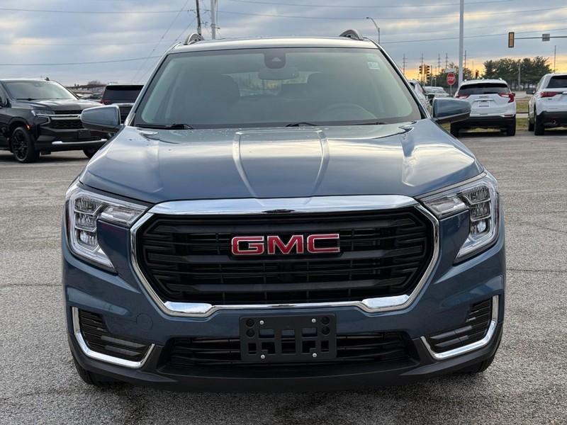 GMC Terrain Vehicle Full-screen Gallery Image 9