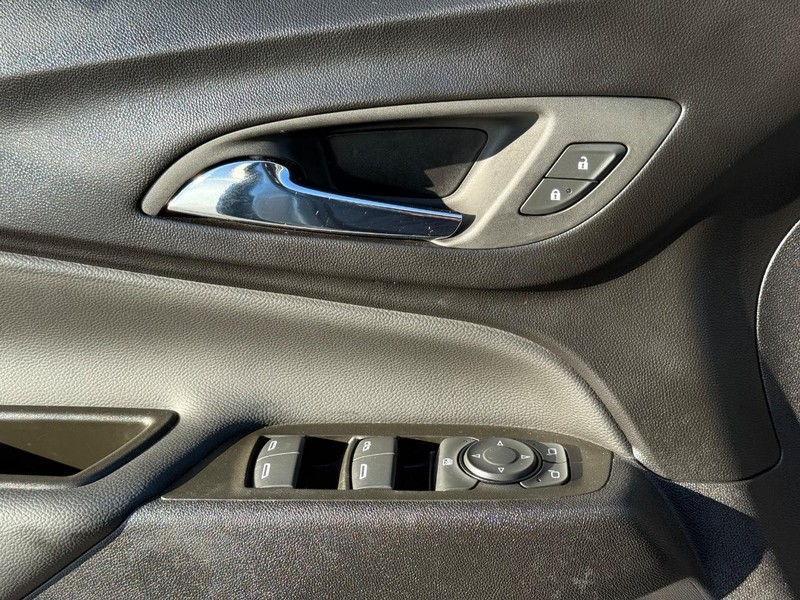 Chevrolet Equinox Vehicle Full-screen Gallery Image 22