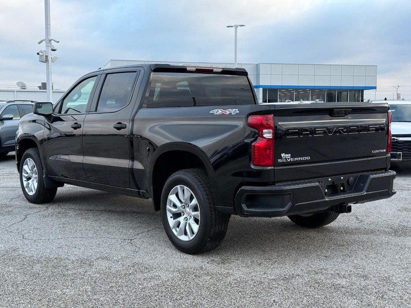 Chevrolet Silverado 1500 Vehicle Full-screen Gallery Image 3
