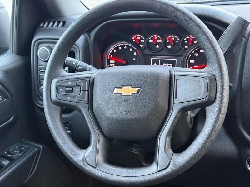 Chevrolet Silverado 1500 Vehicle Full-screen Gallery Image 7