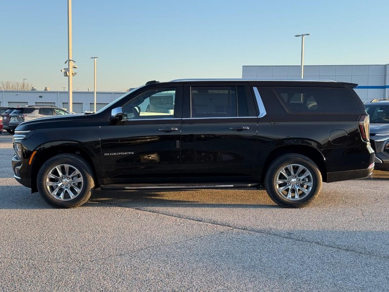 Chevrolet Suburban Vehicle Full-screen Gallery Image 2