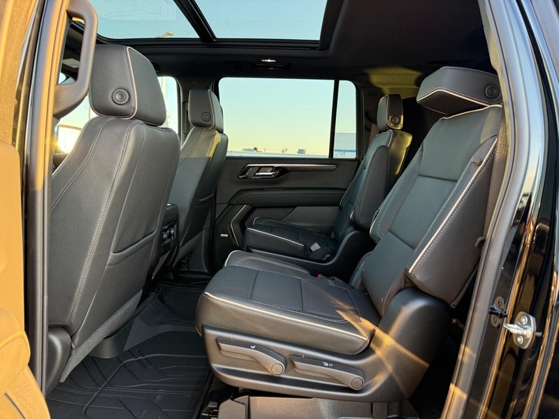 Chevrolet Suburban Vehicle Full-screen Gallery Image 6