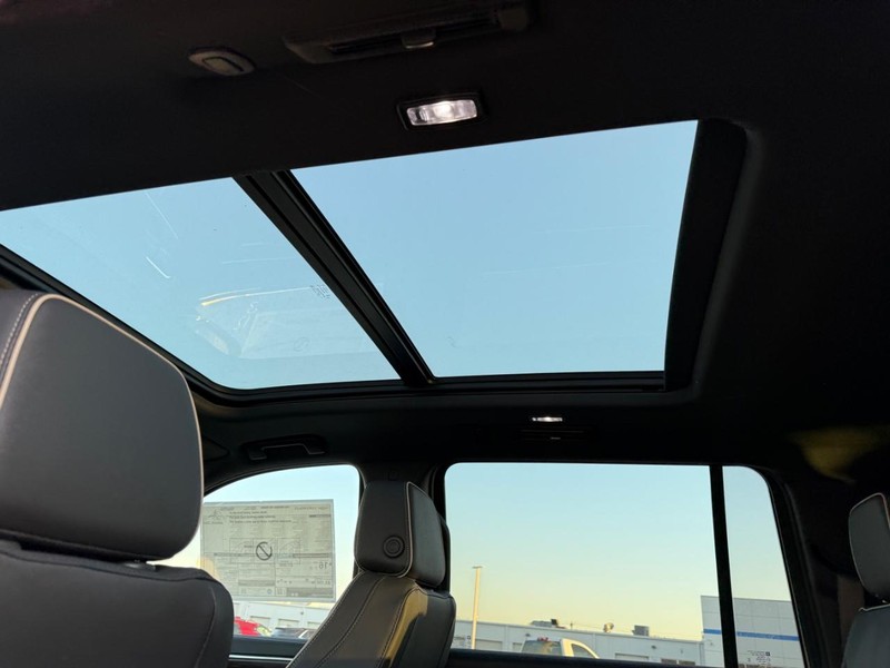 Chevrolet Suburban Vehicle Full-screen Gallery Image 7