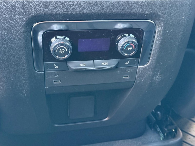 Chevrolet Suburban Vehicle Full-screen Gallery Image 8