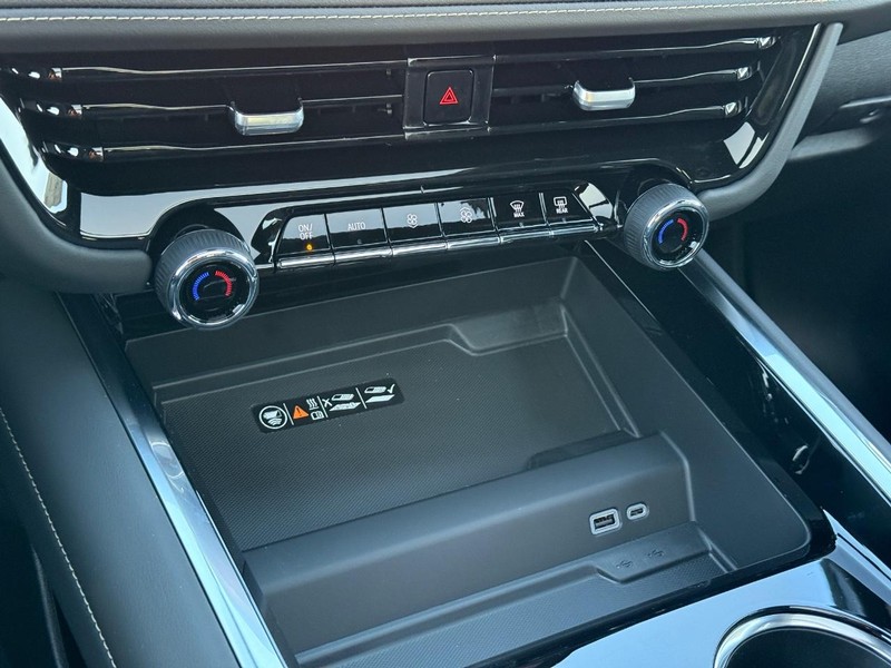 Chevrolet Suburban Vehicle Full-screen Gallery Image 16