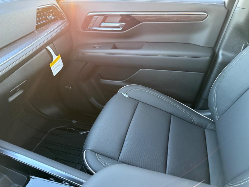 Chevrolet Suburban Vehicle Full-screen Gallery Image 17