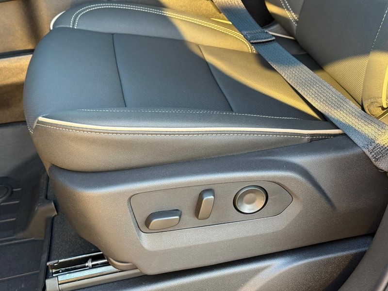 Chevrolet Suburban Vehicle Full-screen Gallery Image 18