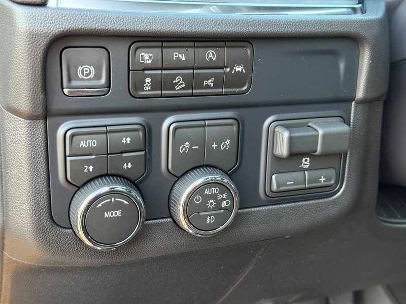 Chevrolet Suburban Vehicle Full-screen Gallery Image 19