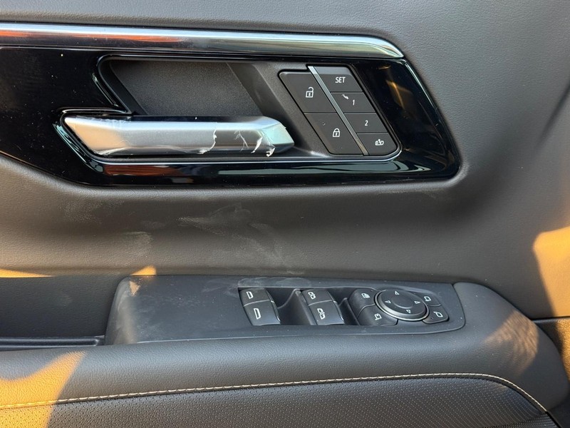 Chevrolet Suburban Vehicle Full-screen Gallery Image 21