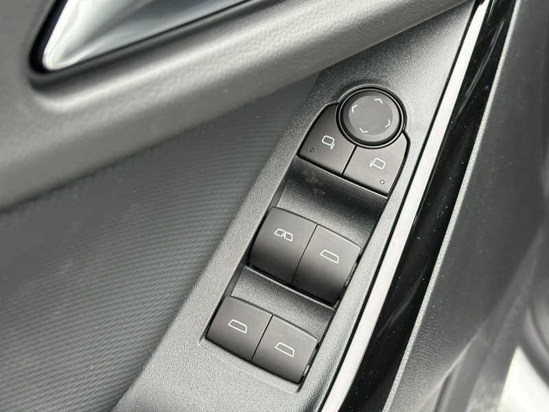 Chevrolet Equinox Vehicle Full-screen Gallery Image 9