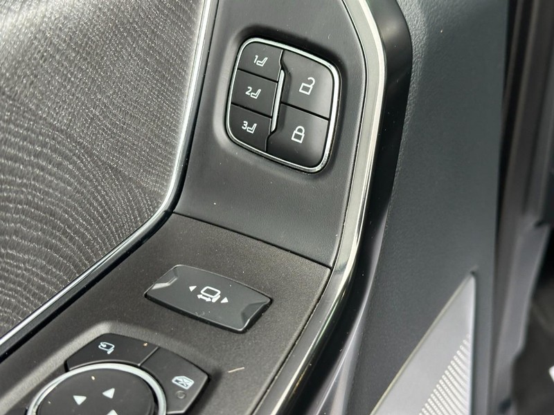 Ford F-150 Vehicle Full-screen Gallery Image 19