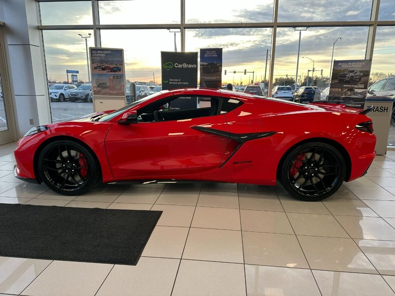 Chevrolet Corvette Vehicle Full-screen Gallery Image 2