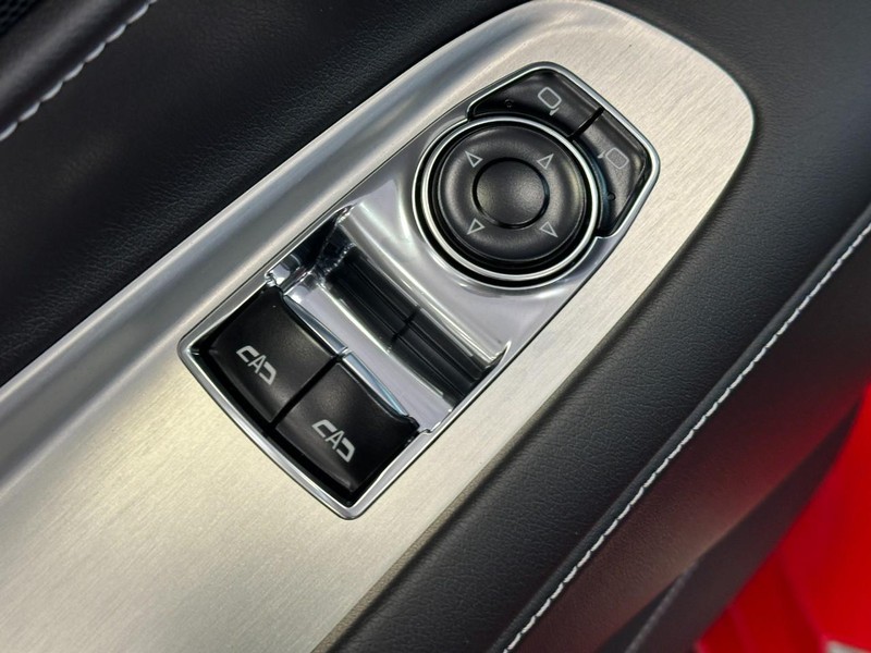 Chevrolet Corvette Vehicle Full-screen Gallery Image 7