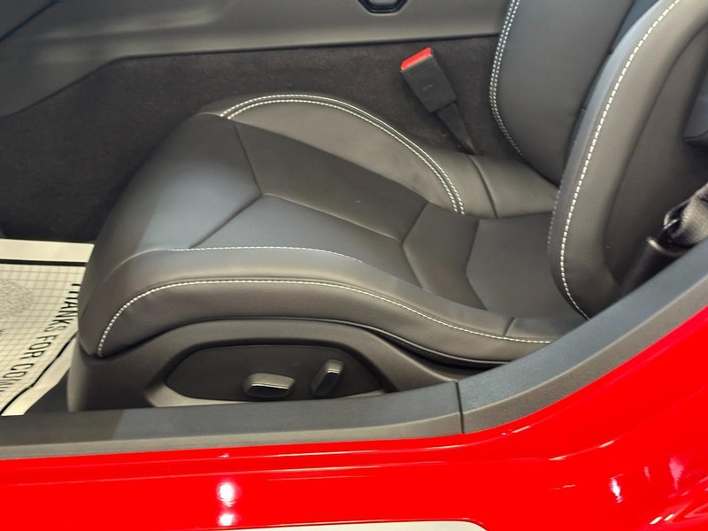 Chevrolet Corvette Vehicle Full-screen Gallery Image 9