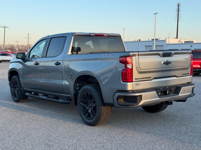 Chevrolet Silverado 1500 Vehicle Full-screen Gallery Image 3