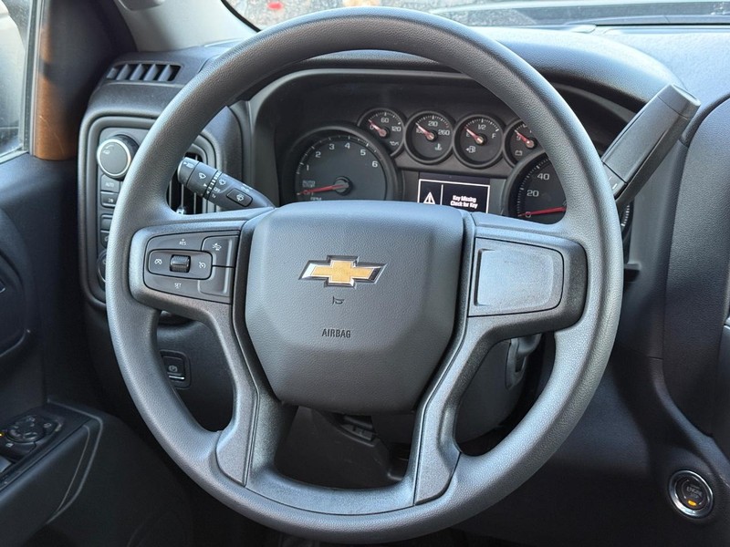 Chevrolet Silverado 1500 Vehicle Full-screen Gallery Image 7