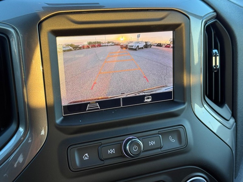 Chevrolet Silverado 1500 Vehicle Full-screen Gallery Image 11