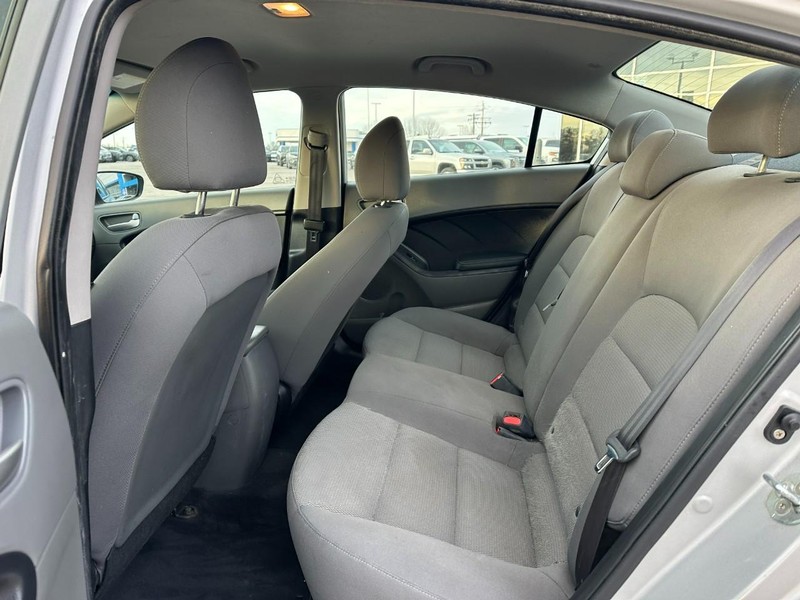 Kia Forte Vehicle Full-screen Gallery Image 9