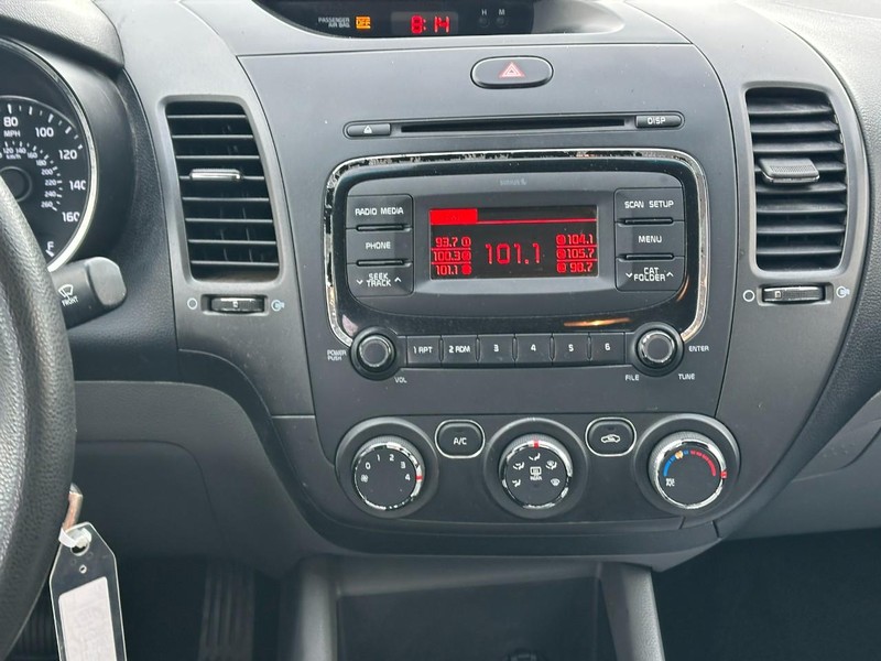 Kia Forte Vehicle Full-screen Gallery Image 12