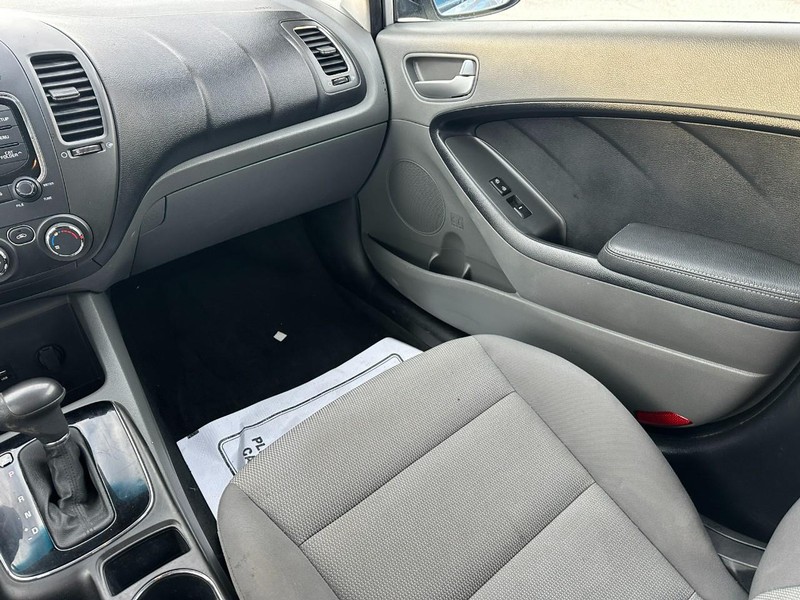Kia Forte Vehicle Full-screen Gallery Image 15