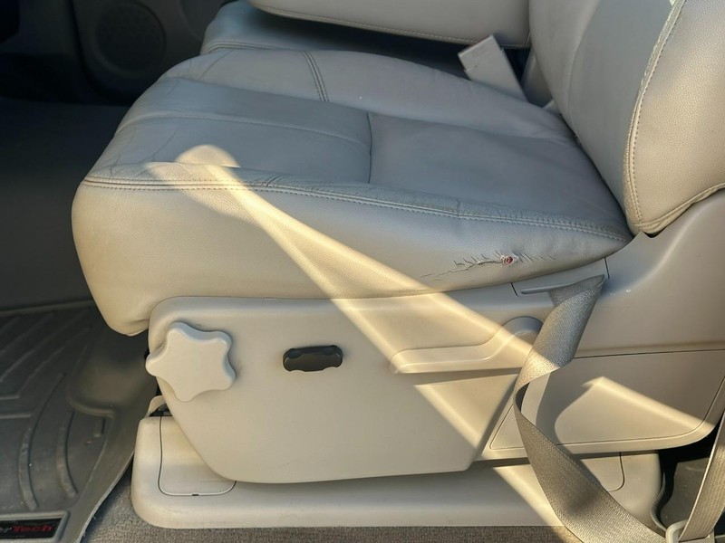 Chevrolet Silverado 1500 Vehicle Full-screen Gallery Image 16