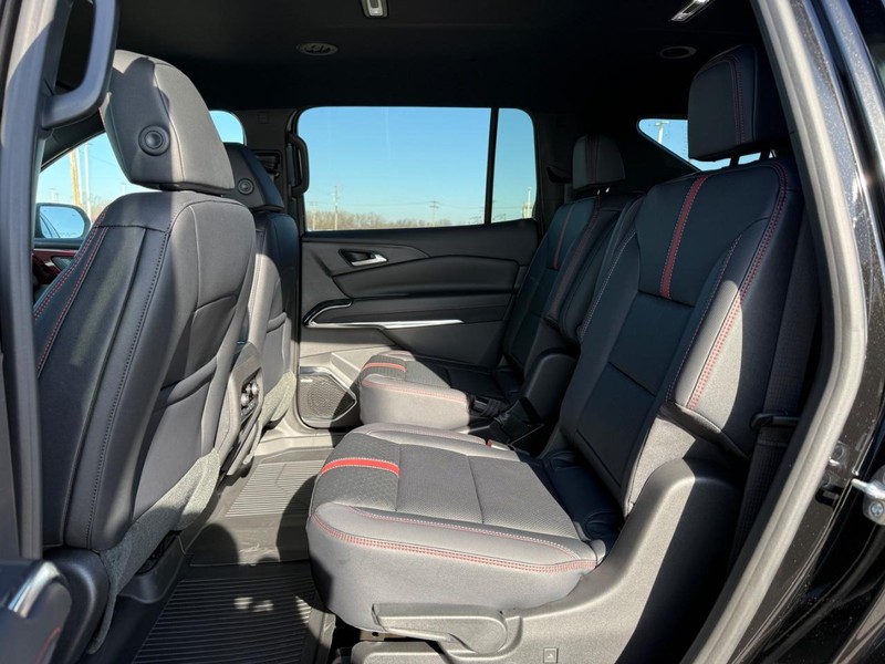 Chevrolet Traverse Vehicle Full-screen Gallery Image 6