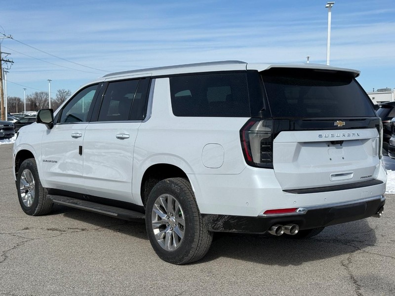 Chevrolet Suburban Vehicle Full-screen Gallery Image 3