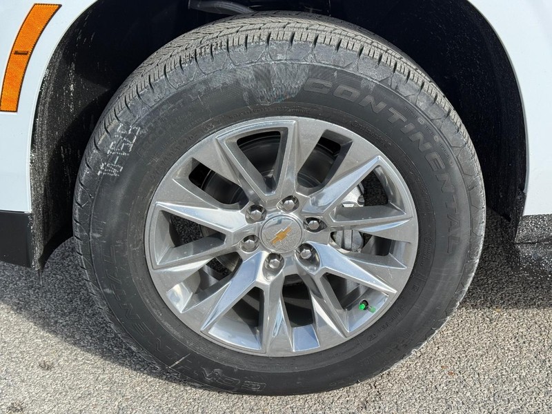 Chevrolet Suburban Vehicle Full-screen Gallery Image 4