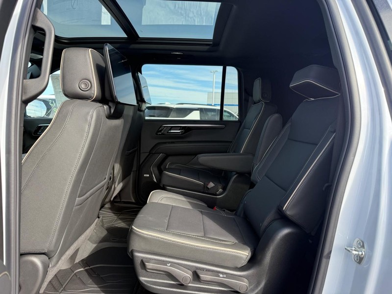 Chevrolet Suburban Vehicle Full-screen Gallery Image 6