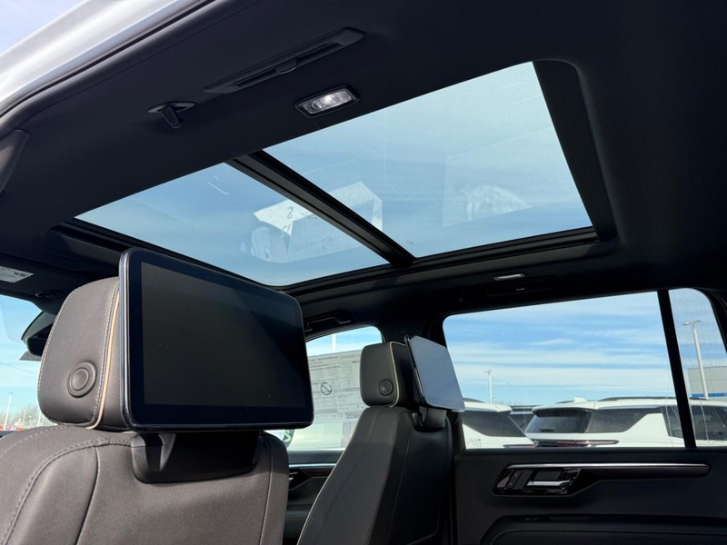 Chevrolet Suburban Vehicle Full-screen Gallery Image 7