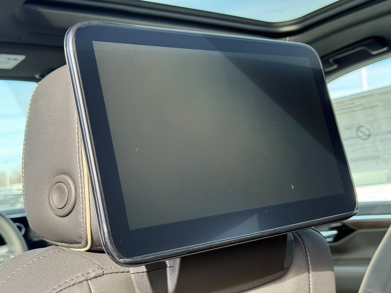 Chevrolet Suburban Vehicle Full-screen Gallery Image 8