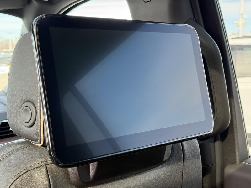 Chevrolet Suburban Vehicle Full-screen Gallery Image 10