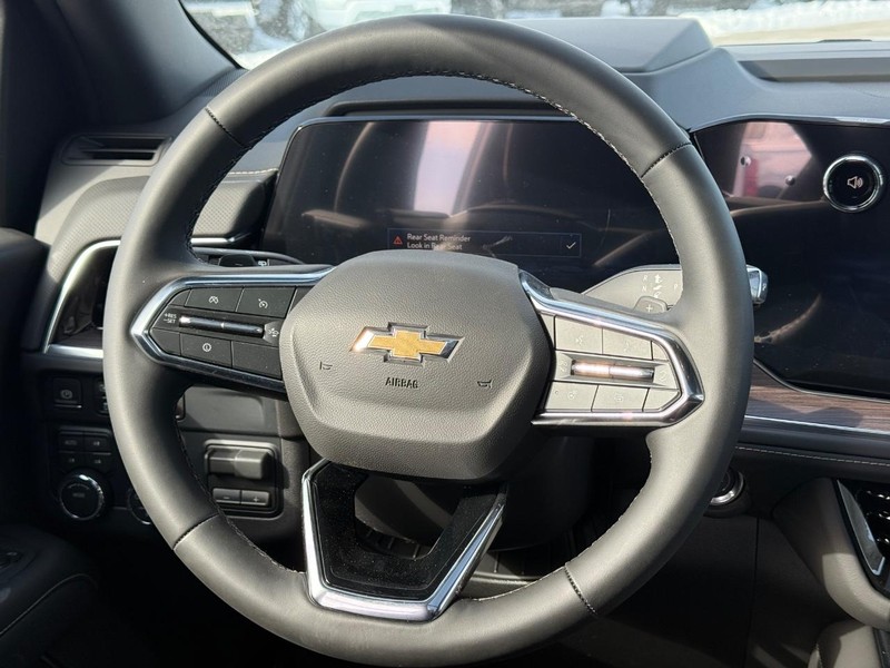 Chevrolet Suburban Vehicle Full-screen Gallery Image 12