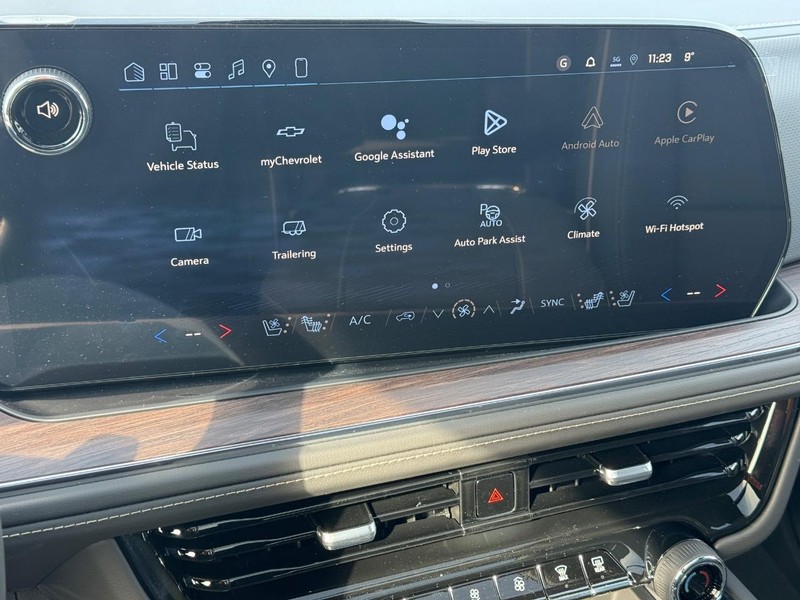 Chevrolet Suburban Vehicle Full-screen Gallery Image 15