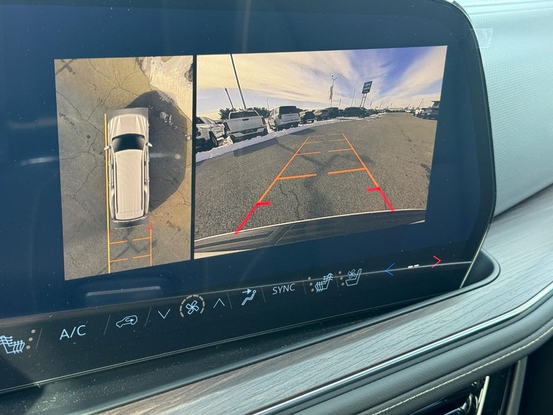 Chevrolet Suburban Vehicle Full-screen Gallery Image 16