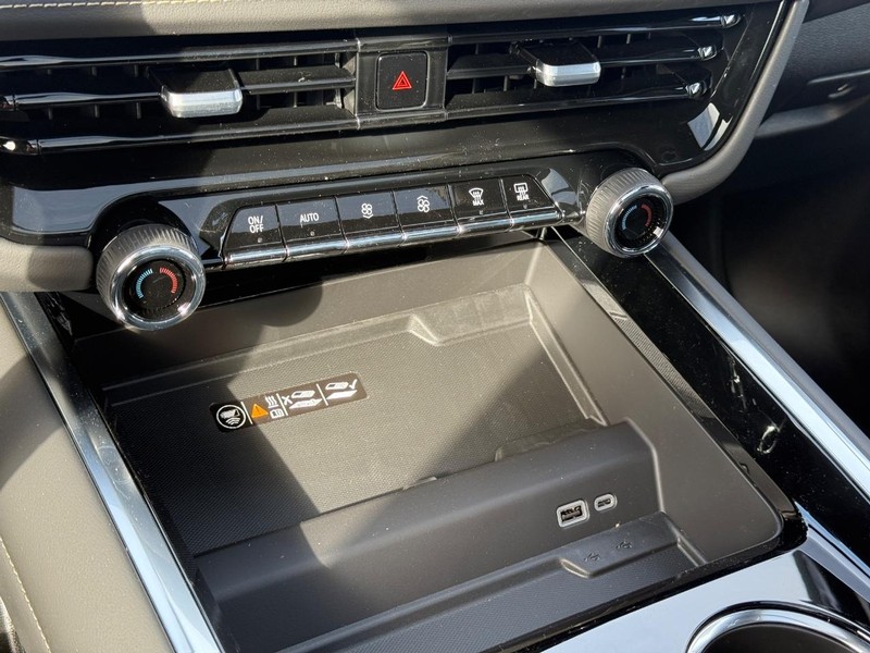 Chevrolet Suburban Vehicle Full-screen Gallery Image 17