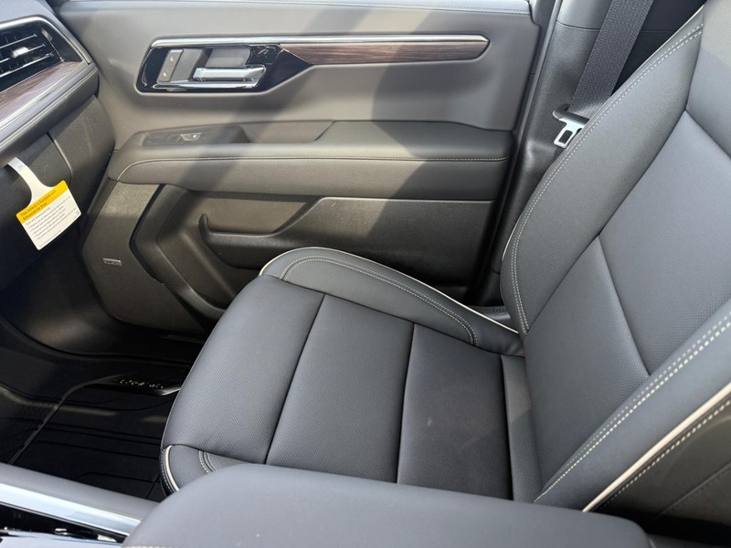 Chevrolet Suburban Vehicle Full-screen Gallery Image 18